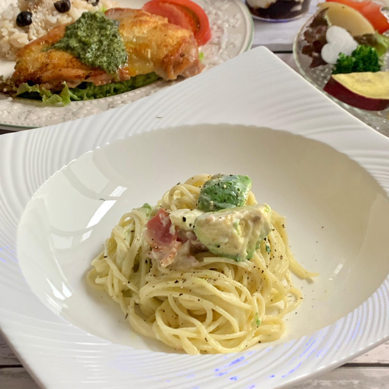 アボカドとベーコンのクリームパスタ
