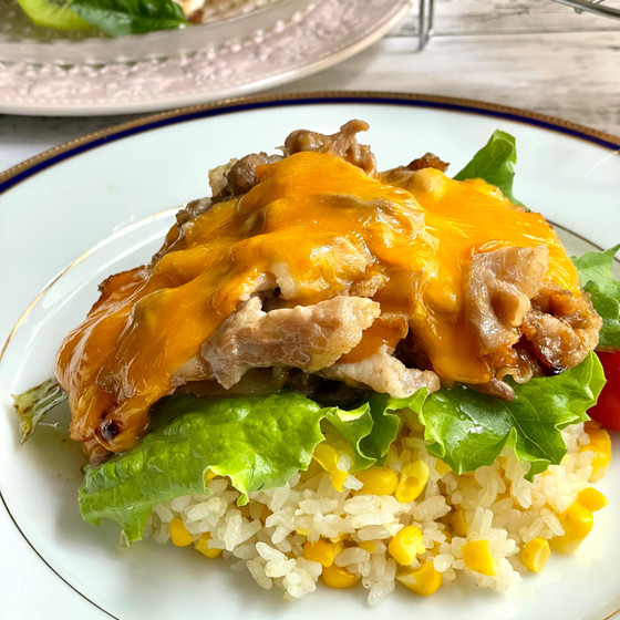 お肉とチーズのガッツリご飯で夏の疲れを吹き飛ばそう！　チーズでワンランクお味も見た目も栄養価もアップ♡