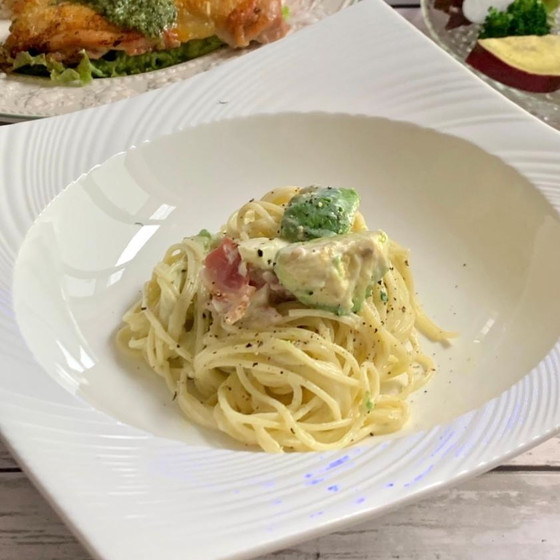 アボカドとベーコンのクリームパスタ