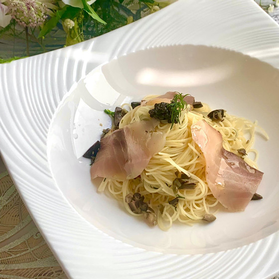 キャビアフィッシュとオリーブのパスタ　キャビア添え