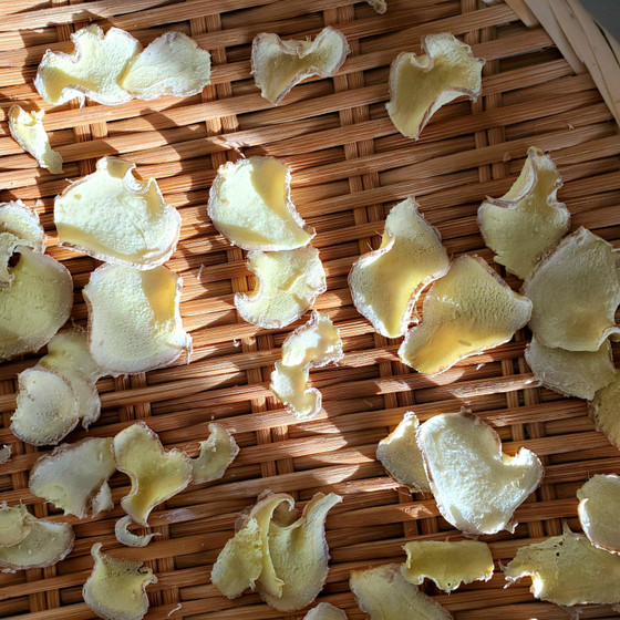 乾燥生姜を使って、お茶とスープを作ります。