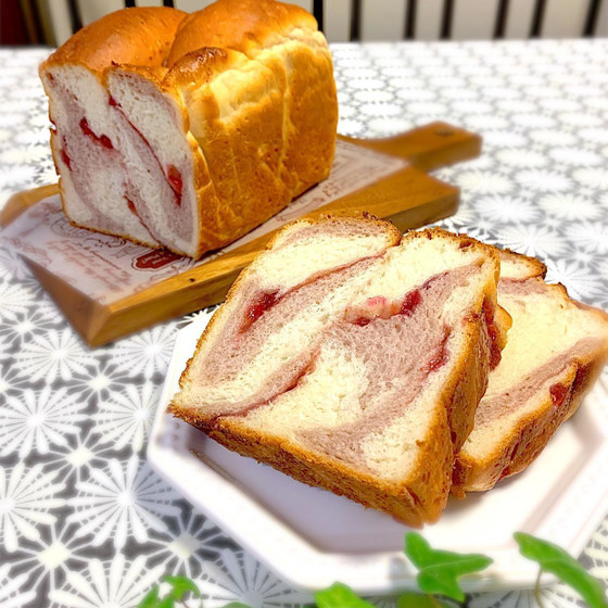 お子様連れ歓迎♡いちごミルクのマーブル食パン