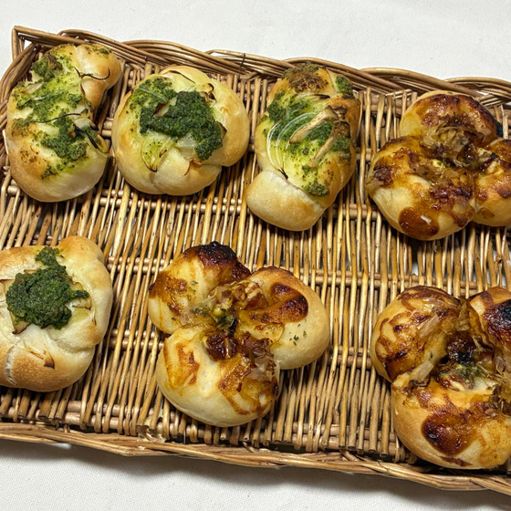 梅酵母：ごちそうおかずパン２種！たこ焼き風ウインナーパン&パセリソースのグリーンパン