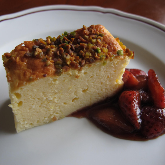 ヨーグルトのスフレケーキベリーソース