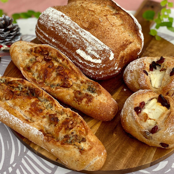 1つの生地でカンパーニュとワインに合うチーズのパン2種　ホシノ天然酵母で