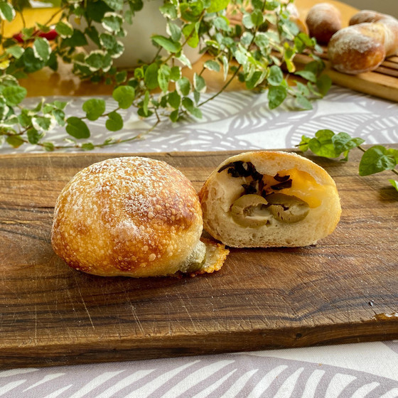 オリーブとチーズのパン断面