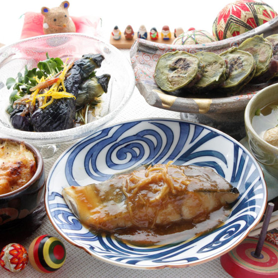 魚の切り身の味噌煮と、毎日に役立つおかず満載の家庭料理献立！