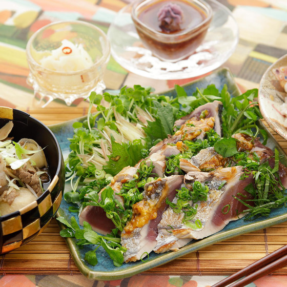 深まる秋の豊かな味覚を楽しもう！大粒栗の栗ご飯、戻り鰹、熱々芋煮。たっぷり旬食材で収穫祭献立！