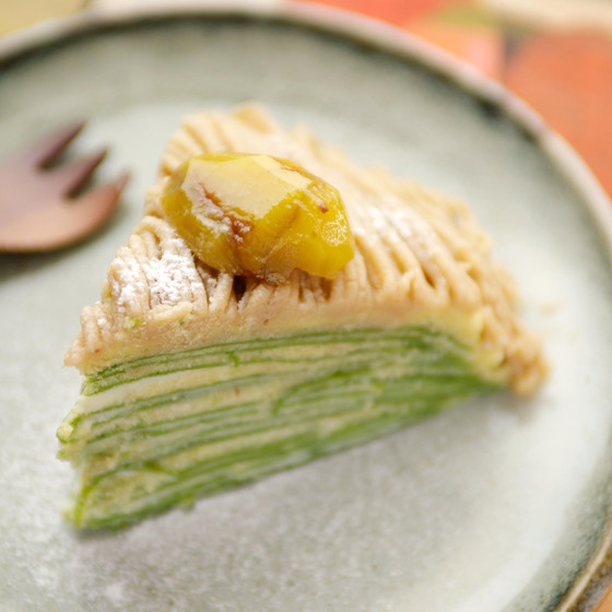 クレープ生地は抹茶を加え、色も風味も最高です。