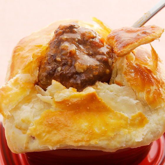煮込みハンバーグのパイ包み