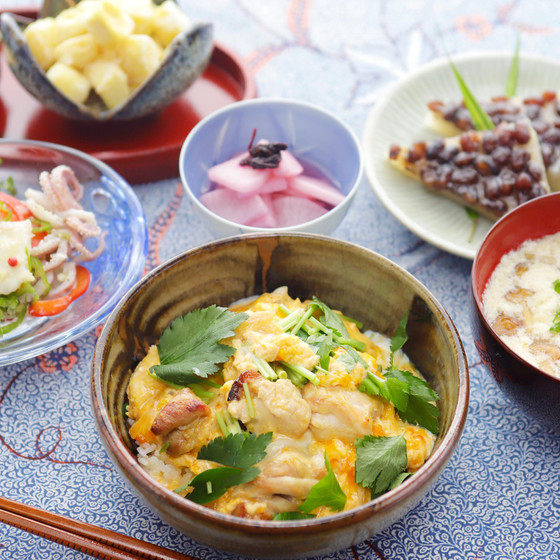 いつもの料理、見方を変えたら新発見！「親子丼」をメインに、お手頃食材の応用展開満載献立！！
