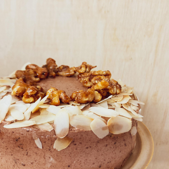 カラメルナッツと紅茶のミルクチョコレートケーキ