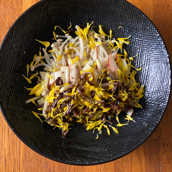 えのきと菊花、キクラゲ、リンゴの和え物