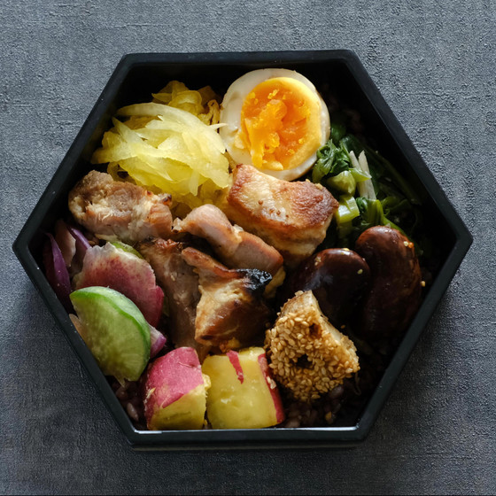 【お弁当第4弾】のっけ弁で8品　本格チャーシュー、花豆マリネ、もやしサラダ、青菜の和物、塩サツマイモ、胡麻れんこん、根菜の和え、味付け卵