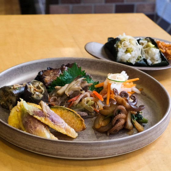 【初秋の食材で韓定食8品】豆もやしの炊き込みご飯、秋野菜チャプチェ、小さいタコの炒め物、コリアンバーベキュー、梨とすだちと人参の和え物茄子の醤油漬け、ミョウガと蓮根肉詰めのジョン、サキイカの和え物