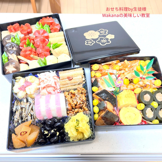 お持ち帰り用のお重に詰めたおせち料理（生徒様作）
