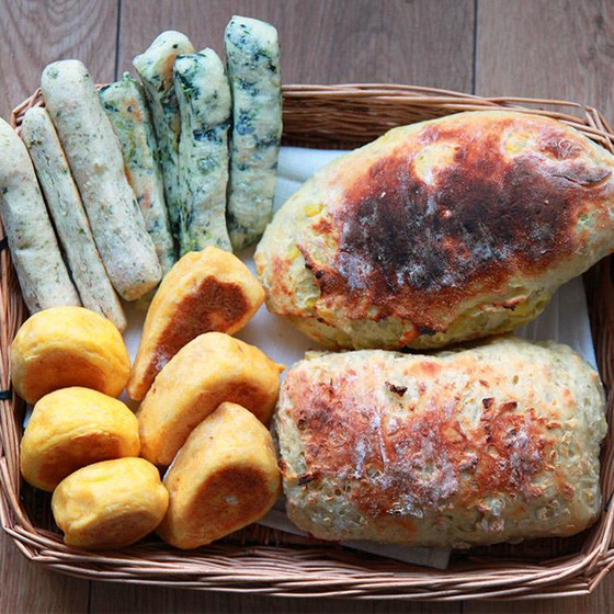 ９・１０月《おうちパンとスープの日》離乳食におすすめ☆Ｂ（ほうれん草スティック・さつま芋のドデカパン）　