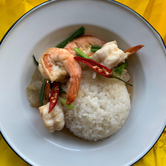 旬の新玉ねぎを使ってタイ料理！海老炒めのせご飯＆蒸し鶏のヤム