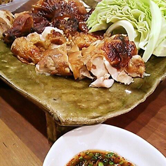 タイ東北の焼き鳥ガイヤーン&青パパイヤとカノムチーン（米粉麺）の和え物＆もち米とココナッツカスタードプリン