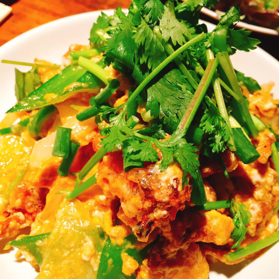 乾燥スパイスやターメリックを使ったタイ料理＜プーニム　パッポンカレー＆ガイ　サテ＞ココナッツ　プディング＜カノム　タゴー＞の3品