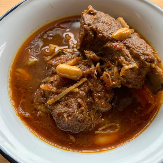 豚肉と生姜のチェンマイカレー＆豚肉のガパオ炒めのせご飯＆カレーパフ
