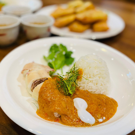 イカの肉詰めレッドカレーソース＆フレッシュタイハーブ入り卵焼き＆茹で豚のライムソース