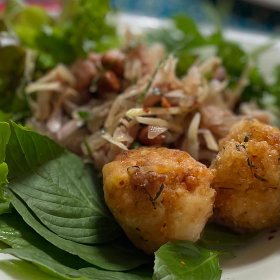 バナナの葉を使ってタイ料理＜鶏肉のスパイス蒸し＞と揚げライスボールとネーム和え物＆海老とタイハーブのヤム＜計3品＞