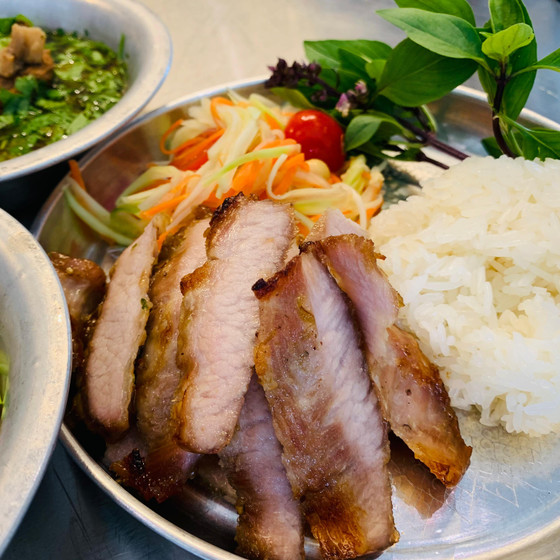 東北イサーンの豚トロ炙り焼き＆パンチの効いた辛みの東北イサーンのスープ、茹でとうもろこしのソムタムの３品＆カオニャオ（モチ米）