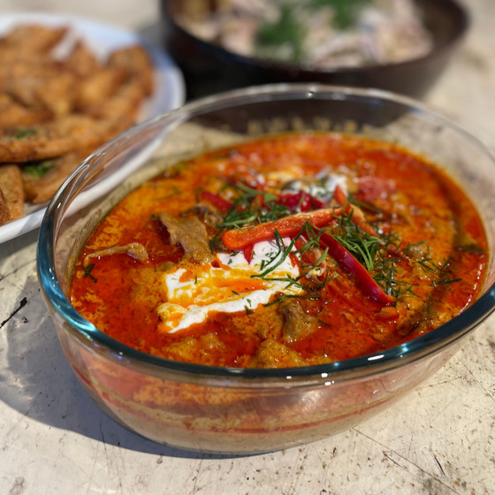 豚肉のレッドカレーソース＜パネーン　ムー＞＆エビのすり身＆豚ミンチ揚げパン＜カノムパン　ナー　ムー＆クン＞＆イカとココナッツミルク＆タマリンド煮＜プラームック　クア　ガティ＞
