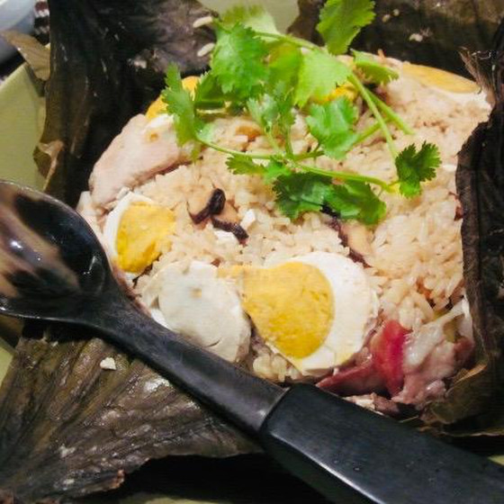 年末のおもてなしにいかがですか？カオ　ホー　バイブア（蓮の葉包み蒸しご飯）＆  カイジャオ　カイヤオマー（ピータン入り卵焼き）＆  トムヤム　ヘッド（キノコのトムヤム）