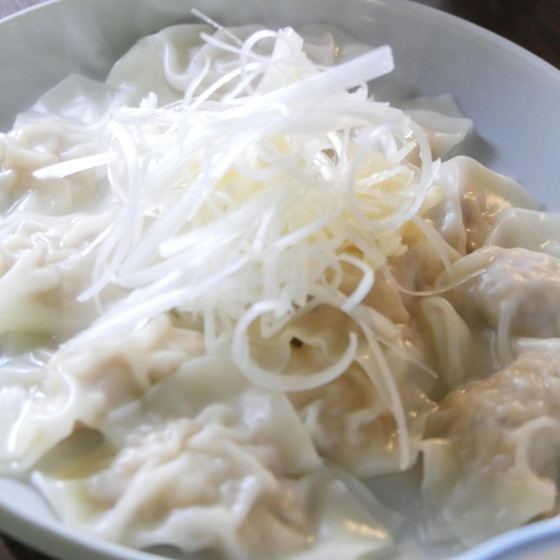 行列必至の人気中華風家庭料理店の名物料理を堪能しよう！