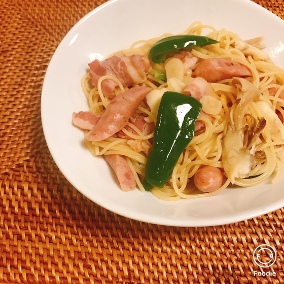 壁の穴風パスタと野菜惣菜プレート