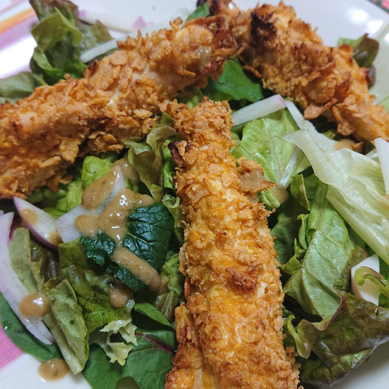 カレー風味の柔らかチキンスティックとサンドイッチパン