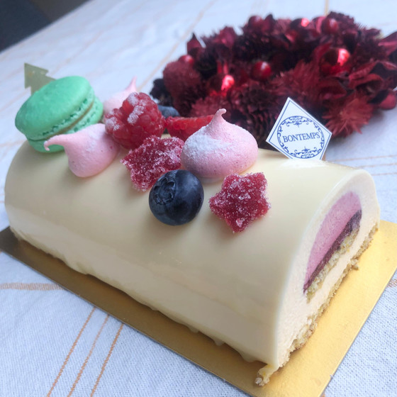 ホワイトチョコとラズベリーのブッシュドノエル
