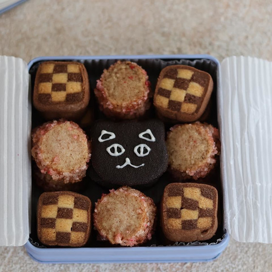ハロウィン仕様の3種類のクッキー缶！