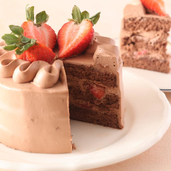 クリスマスにふさわしい！苺のチョコレートショートケーキ