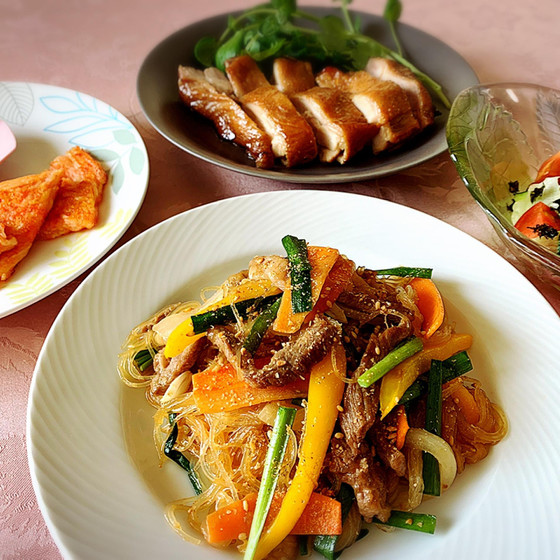 簡単なのに本格的!焼肉のたれで野菜たっぷりチャプチェと中華風ローストチキン他2品