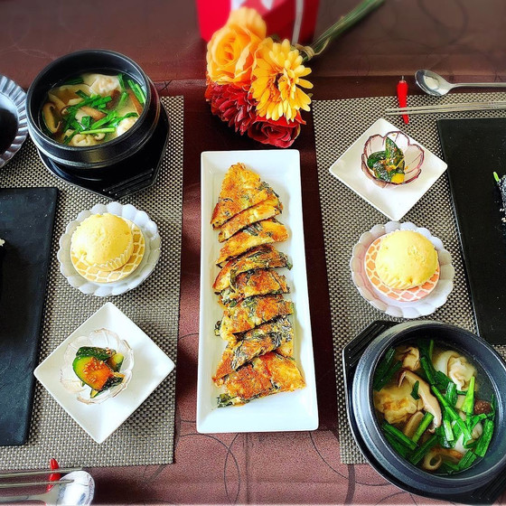 韓国の小さい海苔巻きコマキンパと韓国餃子のスープ♪カリッともちもち米粉チヂミ☆