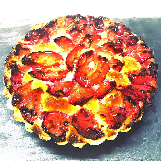 『大石プラム』のタルト・・・夏の果物大石プラムをふんだんにのせて焼き上げます