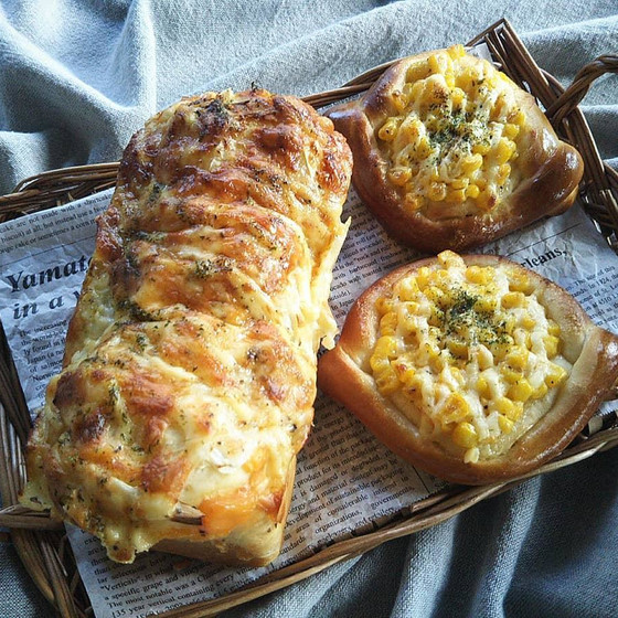 オニオンチーズブレッド&コーンパン