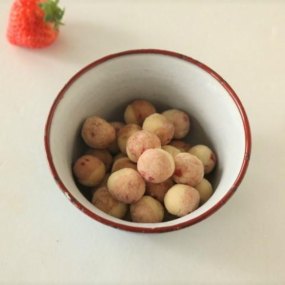 苺の果肉が入ったまん丸いボーロ