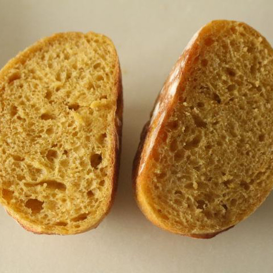 材料は国産小麦・国産全粒粉・国産かぼちゃ・天然酵母です