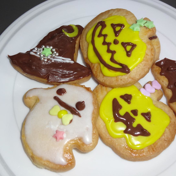 ハロウィンのアイシングクッキーとかぼちゃパン　