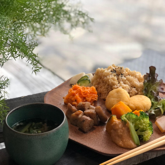 マクロビオティック惣菜店の人気のおかず５品・玄米ご飯・お味噌汁でお昼ごはん作り