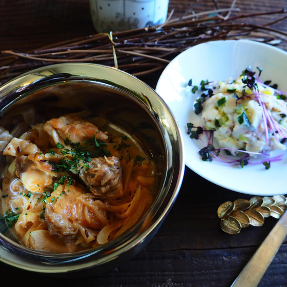 ホリデーシーズンに！鶏肉煮込みとポテトサラダ