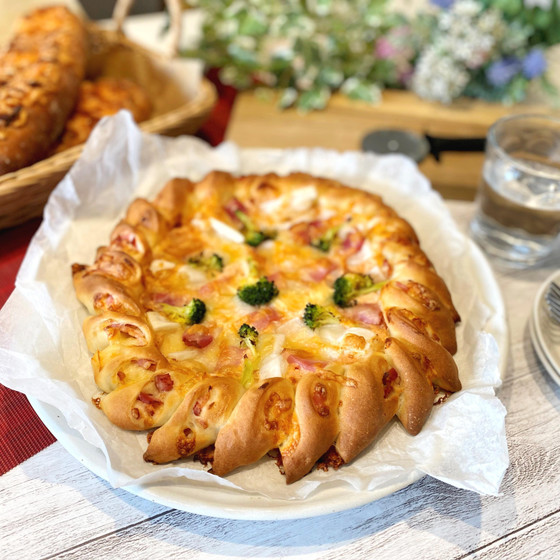 明太チーズソースの具だくさんピッツァ