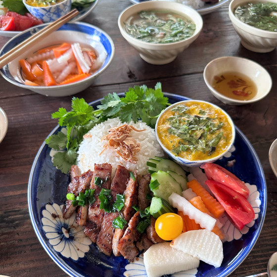 現地で集めたベトナム食器も楽しんでくださいね。