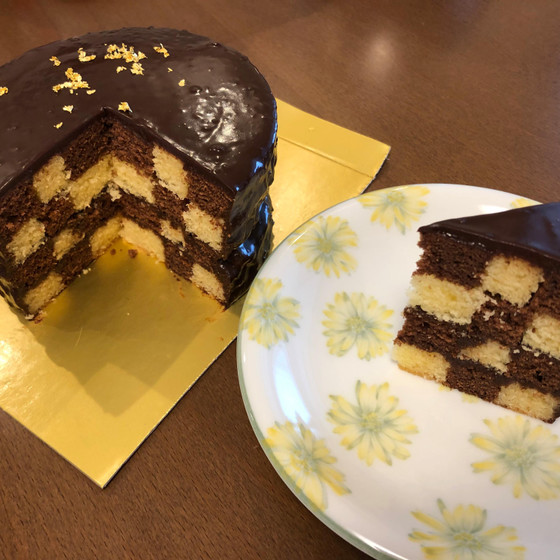 どこを切っても市松模様になるサンセバスチャンケーキ