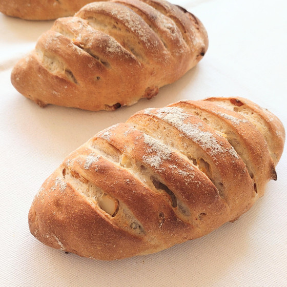 あんずとマカデミアナッツのライ麦パン