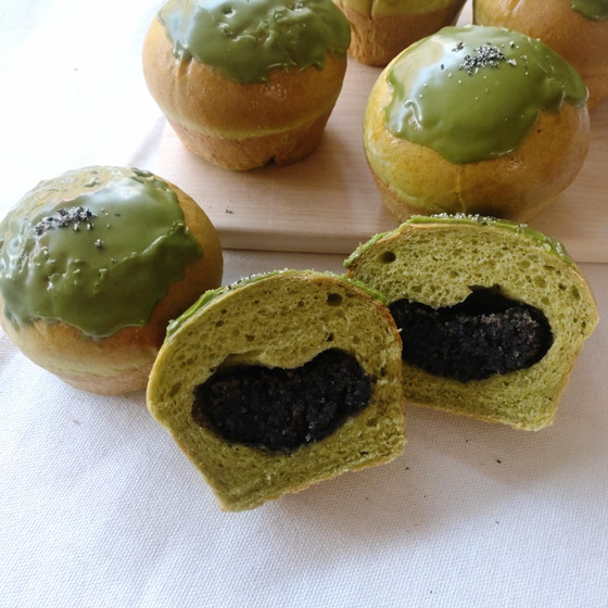 【5・6月】黒ごま抹茶パン